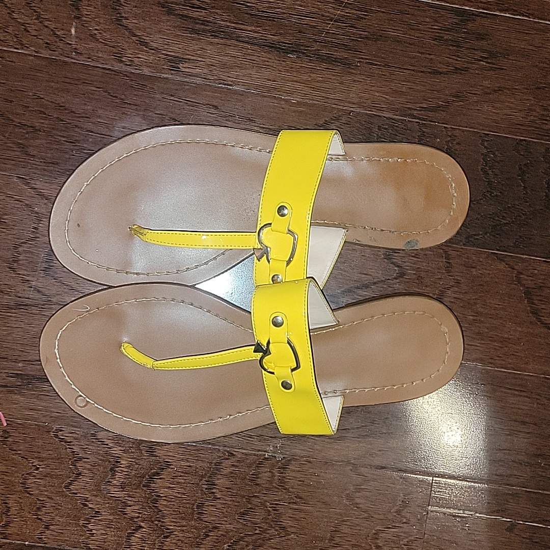 Kate Spade Canary Yellow Vegan Leather Thong Sandal Nwob Sz 8.5